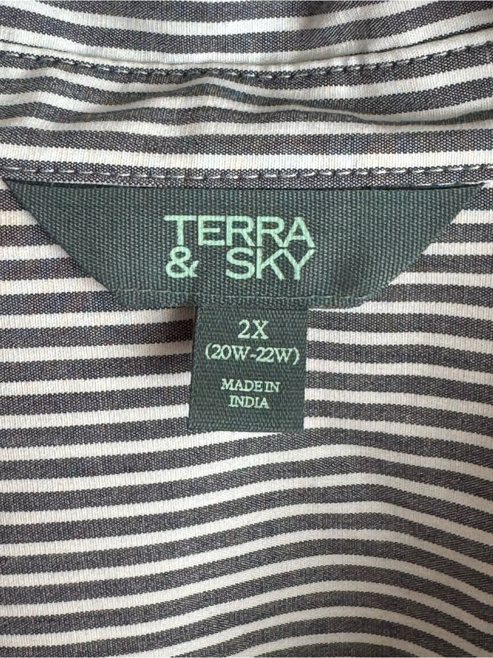 Terra & Sky Women's Plus Size 2X (20W-22W) Oversized Boyfriend Button Down Shirt - Picture 2 of 14